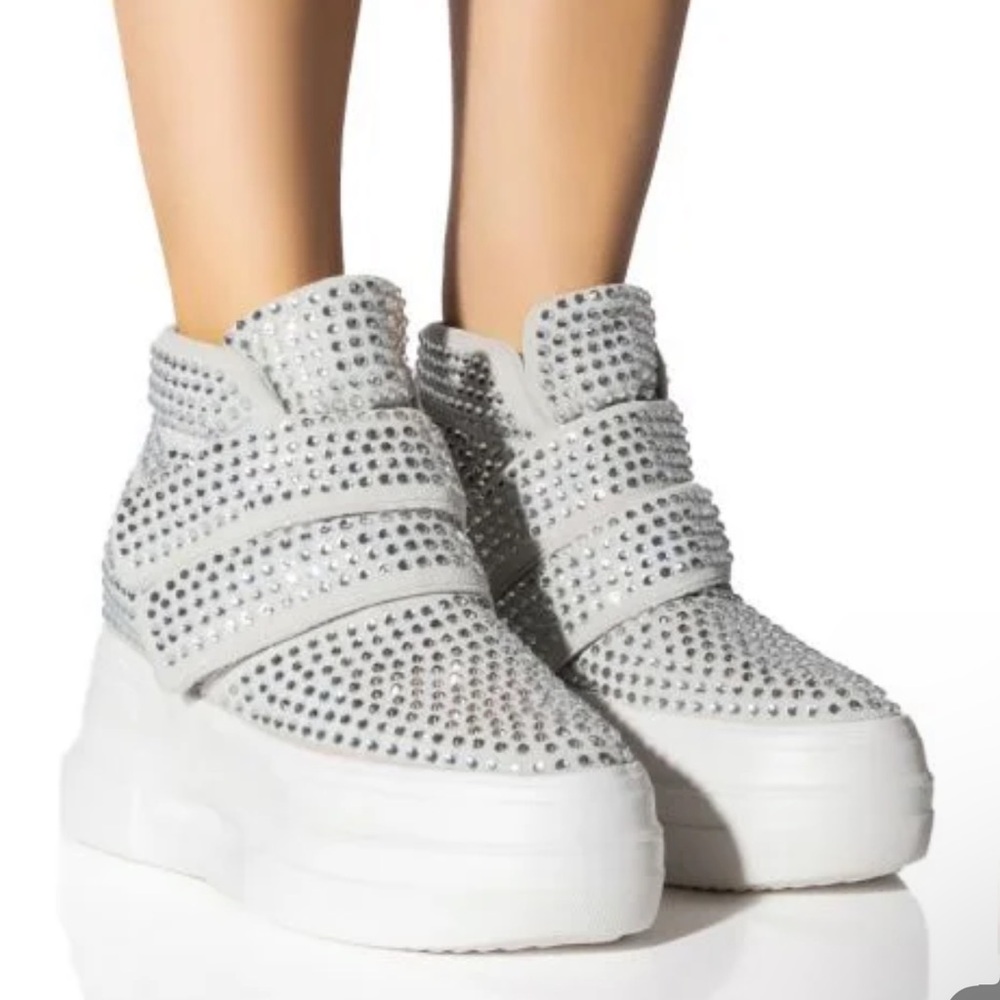 AZALEA WANG CYBER RHINESTONE
EMBELLISHED PLATFORM SNEAKER IN SILVER size 9